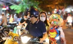 Người dân đổ về phố Hàng Mã mua sắm tối Tết Trung thu