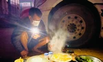 'Vạ vật ngồi đất ăn cơm' giữa đêm lạnh của tài xế bị tắc biên ở Lạng Sơn