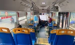 Bất ngờ cảnh khách vắng, bến đìu hiu sau thời gian xe buýt Hà Nội hoạt động trở lại