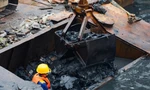 Ngâm mình dưới nước đen, nạo vét bùn sông Tô Lịch