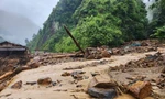 Video nhà cửa sập đổ, đường sá sạt lở do mưa lũ ở Mù Cang Chải
