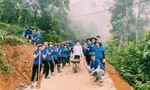 Thanh niên Yên Bái băng núi mở rộng đường giao thông nông thôn