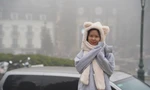 Sương mù bao phủ Sa Pa, du khách kêu 'lạnh quá trời'