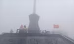 Nhiệt độ xuống 2 độ C, mưa rét, sương mù bao phủ Sa Pa