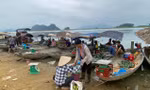 Chợ dưa bên hồ Thác Bà