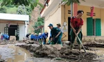 Tất bật dọn dẹp nhà cửa ở xã bị chia cắt do lũ