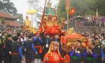 Hàng vạn người xuyên đêm xem tế trâu trắng và rước Mẫu đền Đông Cuông