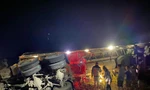Va chạm với xe tải trên cao tốc, xe đầu kéo rơi xuống cầu
