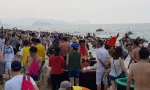 Hơn 2 vạn người trên bãi biển Cửa Lò, khách sạn 'cháy' phòng