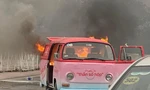 Ô tô bốc cháy ngùn ngụt trước quảng trường sân Mỹ Đình