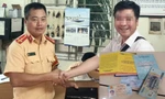 Thượng úy CSGT nhặt được gần 50 triệu đồng cùng giấy tờ, trả lại người dân đánh rơi