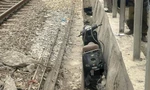 Hai người phụ nữ đi xe máy tử vong sau khi va chạm tàu hỏa