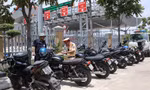 30 xe phân khối lớn 'xé gió' trên cao tốc, tông CSGT bị thương