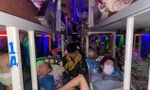 Nhiều xe khách ‘nhồi nhét’ trước nhu cầu đi lại tăng cao dịp nghỉ lễ 30/4