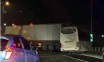 Xe khách đâm vào đuôi xe đầu kéo trên cao tốc, 1 người tử vong