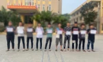 Nhóm thanh niên mang hung khí tìm đối thủ, đánh oan người đi đường