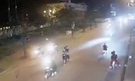 Hai nhóm thanh niên rượt đuổi, hỗn chiến trên đường vì bị đạp vào xe máy