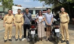 Nữ giáo viên tiểu học xúc động nhận lại xe máy mất cắp từ CSGT