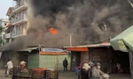 Cháy lớn gần chợ đêm nông sản Văn Quán, thiêu rụi 6 ki ốt