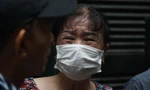 Người dân tập trung gần hiện trường để tìm kiếm người thân
