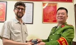 Du khách nước ngoài bất ngờ nhận lại tài sản đánh rơi
