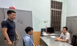 Khởi tố đối tượng mang xăng khống chế bé 4 tuổi để đòi nợ