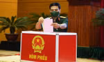 Thượng tướng Phan Văn Giang, Bộ trưởng Bộ Quốc phòng thực hiện bỏ phiếu tại khu vực bỏ phiếu số 11 (phường Điện Biên, quận Ba Đình, Hà Nội).