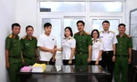 Nữ sĩ quan Học viện Hải quân trao trả hơn 80 triệu đồng cho người nước ngoài bị đánh rơi