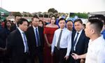 Các đại biểu trải nghiệm công nghệ thanh toán mới nhất tại Ngày Thẻ Việt Nam 2024 – Sóng Festival 