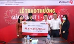 Chi nhánh Vietlott Cần Thơ vừa tổ chức trao giải Jackpot 1 sản phẩm xổ số tự chọn Power 6/55 trị giá hơn 98,6 tỷ đồng cho ông N.Q.D