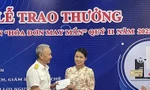 Đại diện Cục Thuế Thanh Hoá trao thưởng cho người đạt giải nhất chương trình “Hoá đơn may mắn” quý 2/ 2022.