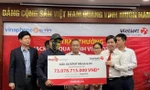 Ông N.D.P nhận giải thưởng Jackpot 73 tỷ đồng (ảnh: Vietlott)