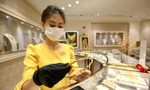 Giá vàng trong nước cao hơn thế giới gần 17 triệu đồng/lượng. ảnh Như Ý 