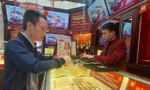 Người dân mua vàng tại doanh nghiệp vàng tại Hà Nội. (Ảnh : QN). 