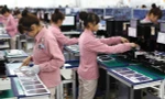 Nhà đầu tư Hàn Quốc có số lượng dự án vào Việt Nam tăng vọt. Trong ảnh, công nhân nhà máy Samsung Việt Nam. ảnh minh hoạ