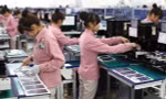 Nhà đầu tư Hàn Quốc có số lượng dự án vào Việt Nam tăng vọt. Trong ảnh, công nhân nhà máy Samsung Việt Nam. ảnh minh hoạ