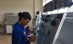Học viên ngành điện trong tại trường cao đẳng nghề. 