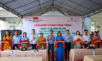 Các đại biểu cắt băng khánh thành công trình Trạm Y tế xã Bình Tân Phú