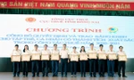 Cục trưởng Cục Thuế tỉnh Đồng Nai Nguyễn Toàn Thắng trao thưởng cho cá nhân, tập thể có thành tích tiêu biểu, xuất sắc trong công tác thuế