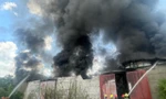 Khói lửa bao trùm nhà kho rộng gần 1.000m2 ở Hòa Bình