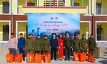 Thăm, tặng quà Tết cho các hộ nghèo, gia đình chính sách xã vùng cao Ma Lé 