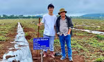 Công Phượng và bầu Đức trên khu đất trồng cây sầu riêng nông trại Hàm Rồng. (ảnh HAGL FC)