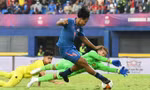 Malaysia (áo vàng) để thua Thái Lan 0-2 ở lượt trận thứ 2.