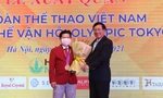 Phó Thủ tướng Chính phủ Phạm Bình Minh trao huy chương Thế vận hội Olympic London 2012 cho Trần Lê Quốc Toàn. (ảnh Lượng Quý)