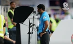 Trọng tài tham khảo VAR để ra quyết định ở Asian Cup 2019.