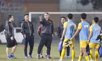 HLV Philippe Troussier luôn rất khắt khe với các học trò trên sân tập. (ảnh Anh Đoàn)