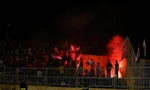CĐV Hải Phòng đốt pháo sáng trên sân Vinh ở trận đấu giữa SLNA với Hải Phòng. (ảnh T.C)