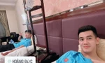 Hoàng Đức và Tiến Linh truyền dịch để đảm bảo hồi phục thể lực sớm cho trận đấu với Indonesia (ảnh FBNV)