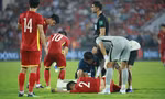 Lê Văn Xuân chấn thương nặng sau pha va chạm với cầu thủ U23 Malaysia (ảnh Trọng Tài)