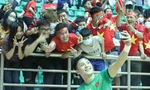 Thủ môn Hồ Văn Ý chụp ảnh với các CĐV tại Nhà thi đấu Hà Nam. (ảnh Như Ý)